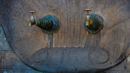 alte Wasserhähne an einem Brunnen in Machico auf  Madeira