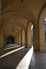 Arcades au lever du soleil à Paris, France