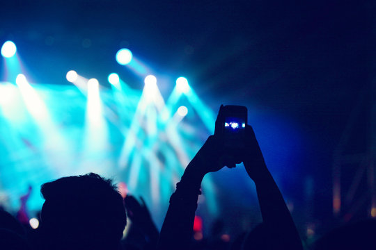 Filmen mit Smartphone bei einem Konzert