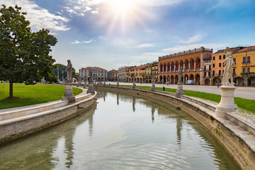 Fototapeta na wymiar Kanal am Prato della Valle Platz in Padova, Italien