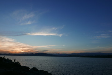 Coucher de soleil orange en bord de mer