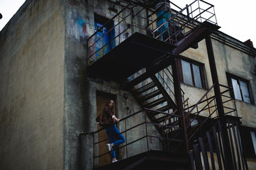 Obraz premium street portrait of a female student in fashionable clothes, blue jeans and a brown jacket, outdoors