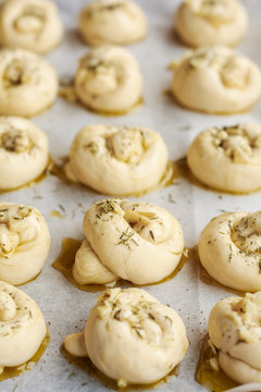 Making garlic knots