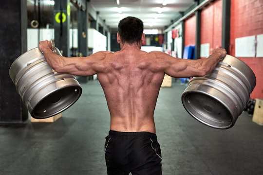Man working out with drafts in a gym