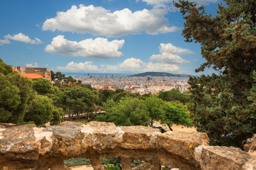 Fototapeta premium Panoramiczny widok na Barcelonę i ogrodzenie z Parku Guell w letni dzień w Hiszpanii
