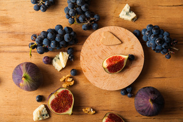 Blue cheese with fruits