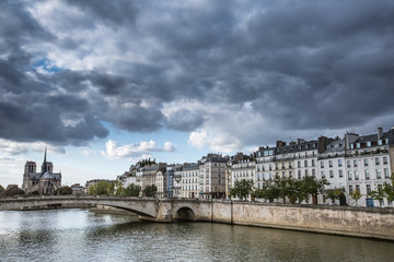 Fototapeta na wymiar Paris nuageuse