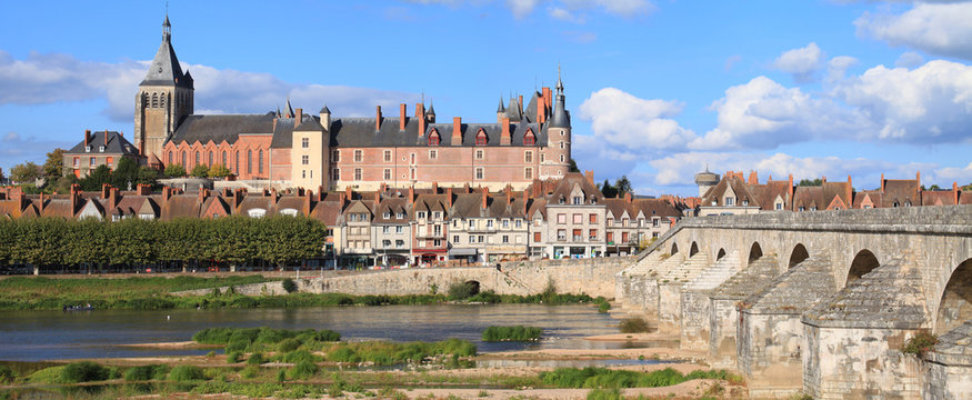 Gien, château et vieux pont, bords de Loire