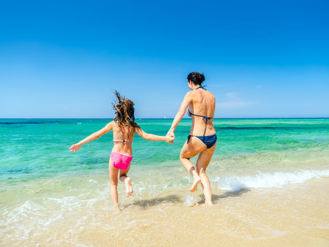 mutter und tocher rennen am strand