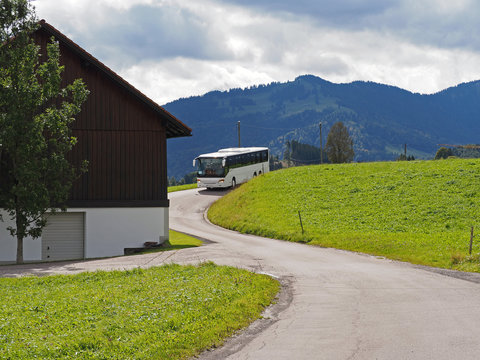 Schulbus im Allgäu, Bayern