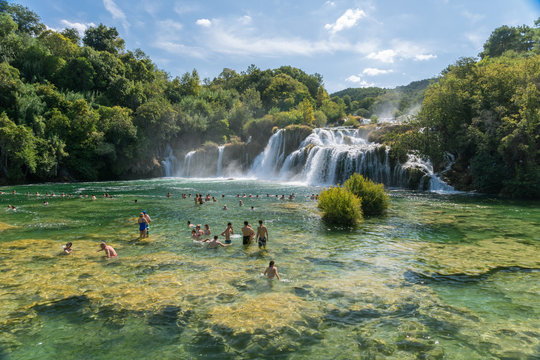 Ansicht aus dem Nationalpark Krka mit Wasserfall und blauem Himmel