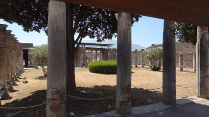 Italie Pompei cloitre jardin colonnes
