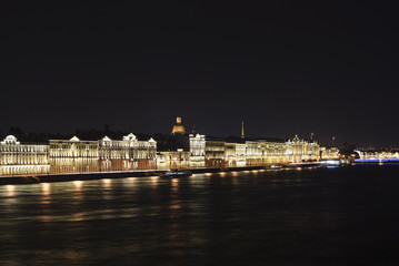 Fototapeta na wymiar Night St. Petersburg Russia. View of the palace embankment.
