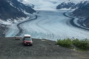 Foto auf Acrylglas Campervan mit atemberaubende Aussicht auf den Salmon Glacier bei Steward/Hyder, British Columbia, Kanada © schame87