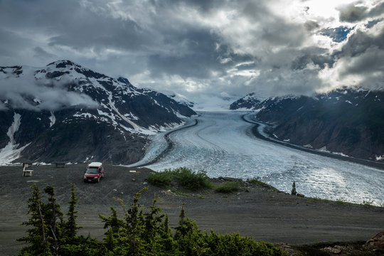 Campervan mit atemberaubende Aussicht auf den Salmon Glacier bei Steward/Hyder, British Columbia, Kanada