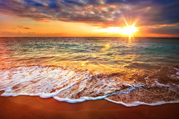 Océan calme pendant le lever du soleil tropical