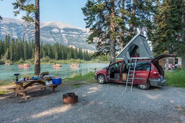 Dachzelt und Campervan auf Campground nahe Canmore, Banff Nationalpark, Kanada