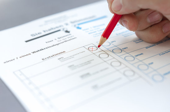 Voting on a Ballot in Germany, Wahlzettel zur Landtagswahl Bundestagswahl 2018 2017 ausf&uuml;llen, W&auml;hlen, Kreuz