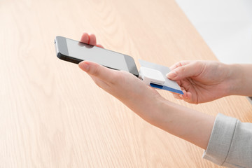 フィンテック、オンライン決済、スマートフォン、女性、モバイル決済