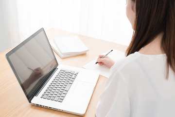 eラーニング、女性、パソコン、ノート © aijiro