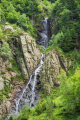 Fototapeta na wymiar Cascade vallée du Rioumajou Pyrénées France