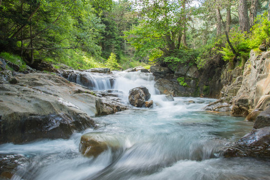 Pose longue rivi&egrave;re vall&eacute;e du Rioumajou Pyr&eacute;n&eacute;es France