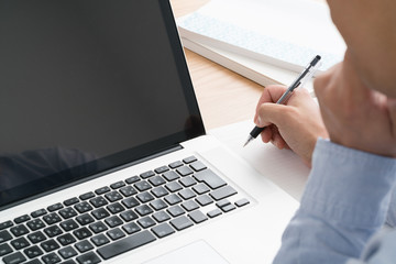 eラーニング、パソコン、ノート、男性 © aijiro