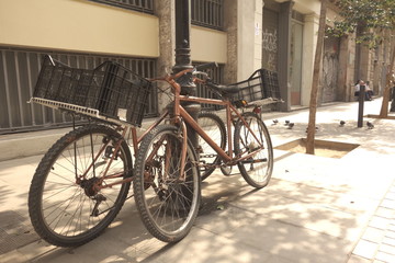 Fototapeta na wymiar Old bikes in the street