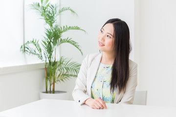 笑顔の女性　ビジネス