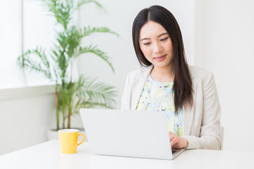 パソコンを見る女性　ビジネス