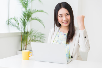 パソコンを見る女性　ビジネス