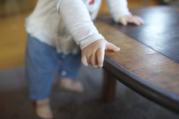 つかまり立ちする赤ちゃんの手