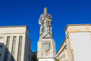 Fototapeta na wymiar Statue of King Denis in Coimbra
