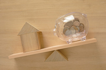 貯金箱　積み木の家　シーソー



