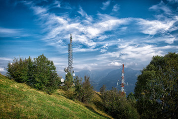 Obraz premium Repeater of ethernet antennas on the hills