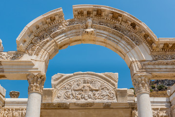 Obraz premium Detailed view of Hadrian Temple at Ephesus historical ancient city, in Selcuk,Izmir,Turkey.