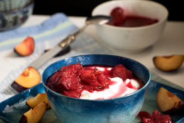 Sahnequark mit Pflaumenkompott, ein leichtes Frühstück