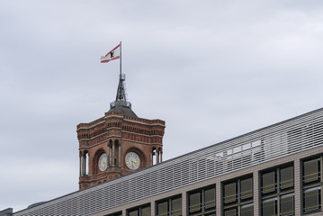 Der Turm vom Roten Rathaus in Berlin an einem wolkigen, grauen Tag hinter dem Parkhaus in der...