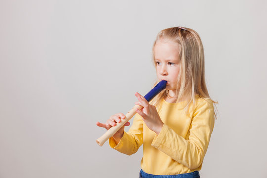 Blondes M&auml;dchen Spielt Fl&ouml;te
