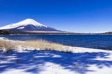 富士山と南アルプス連峰、山梨県山中湖にて