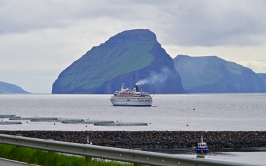 Kreuzfahrt zu den Faeroer Inseln - Classic expedition cruiseship Cruise ship liner Delphin anchored...