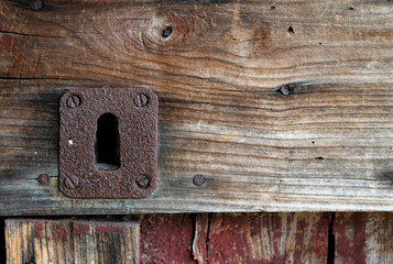 Antica porta in legno con serratura arrugginita