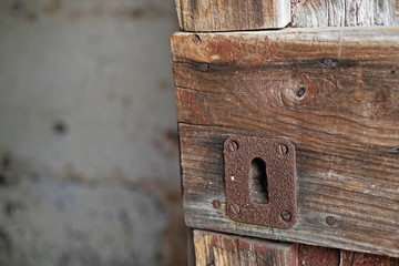 Antica porta in legno con serratura arrugginita