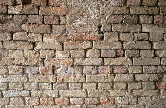 Muro antico rovinato di mattoni