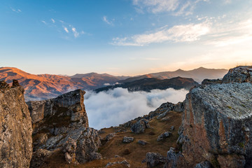 Obraz premium Kolorowe niebo zachód słońca z chmurami. Highlands