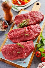 Keuken foto achterwand Vlees Slices of raw meat prepared on cutting board