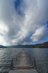 Fototapeta premium 雲と桟橋と湖