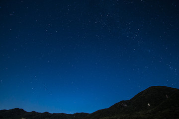 星空と山