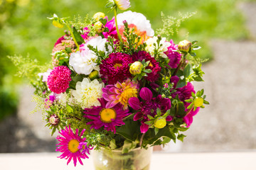 wunderschöner Herbstblumenstrauß, grüner Hintergrund