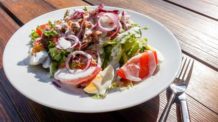 Frischer Salatteller mit Joghurt-Dressing im Biergarten